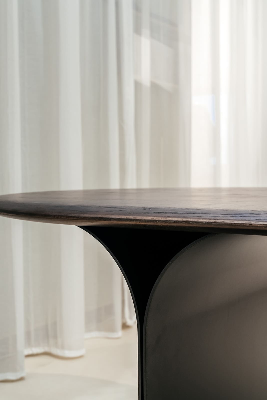 ARCS OVAL DINING TABLE