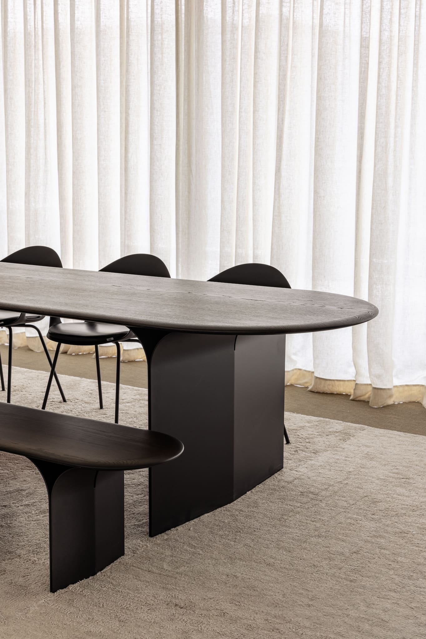 ARCS OVAL DINING TABLE