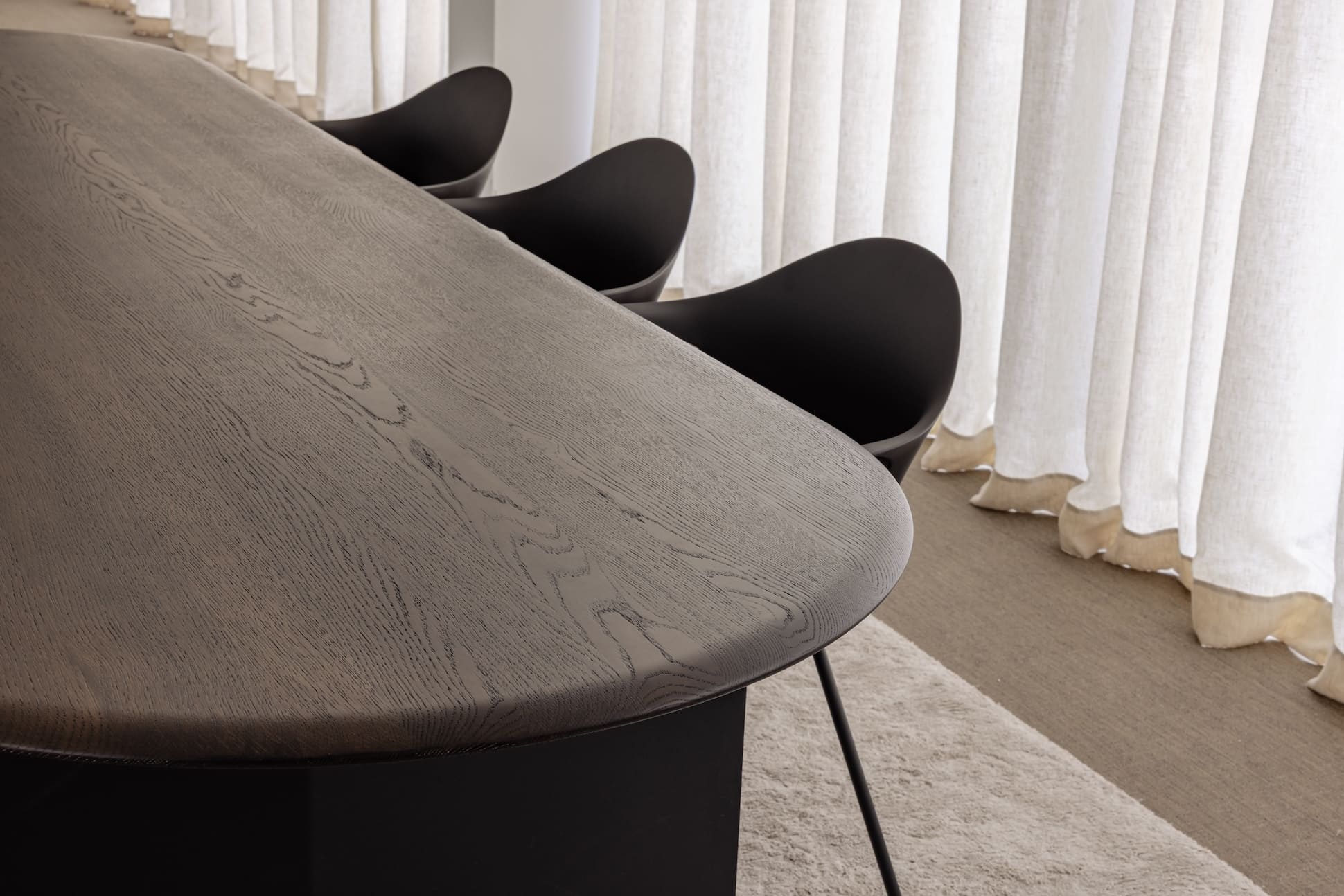 ARCS OVAL DINING TABLE