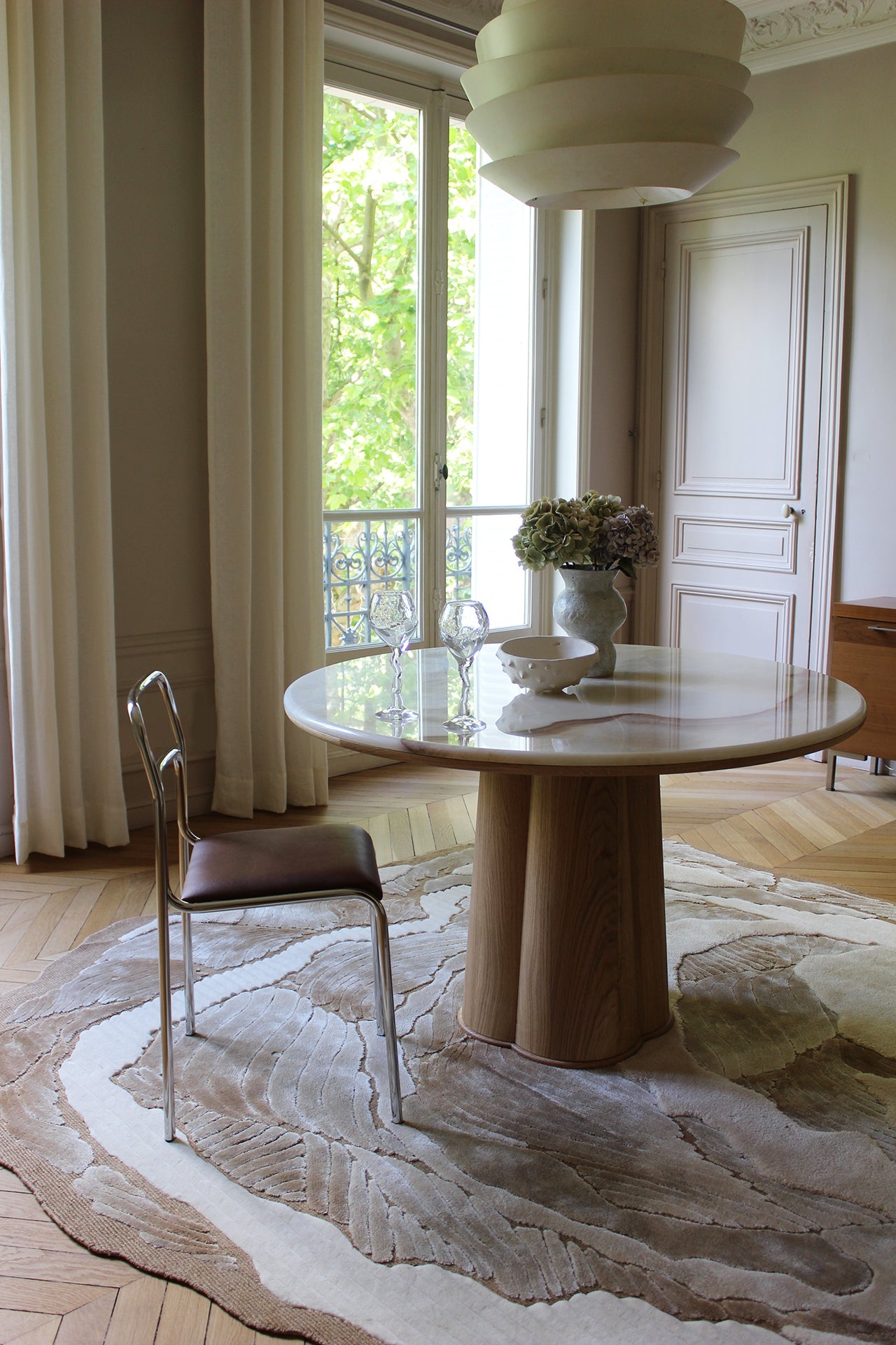 https://cdn.shopify.com/s/files/1/0971/2346/7599/files/marbera-poli-dining-table-onyx-wood-5.jpg?v=1768306037