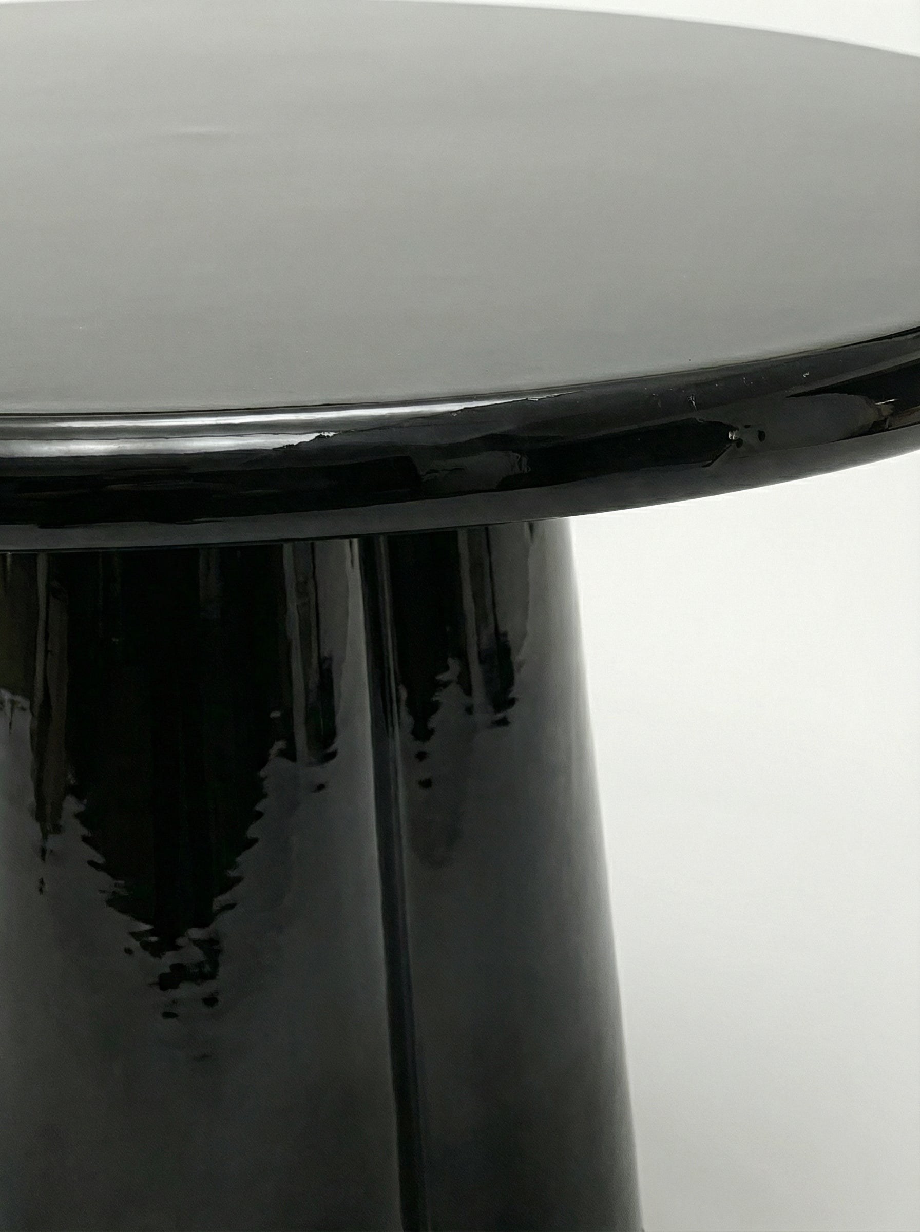 https://cdn.shopify.com/s/files/1/0971/2346/7599/files/poli_black_lacquered_detail.jpg?v=1770309716